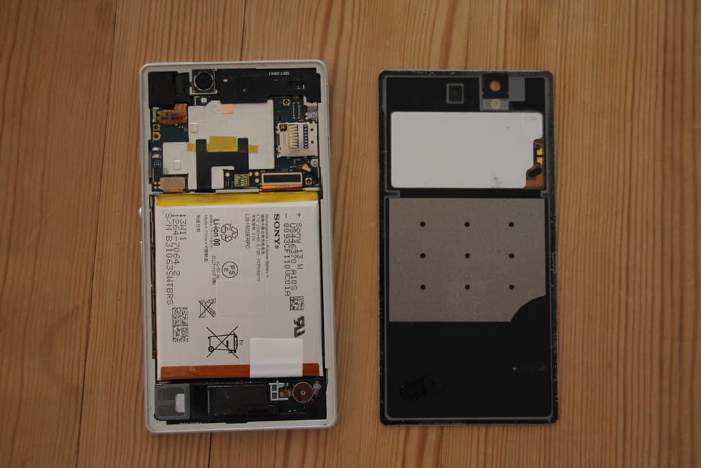 Geöffnetes Smartphone auf dem Arbeitstisch