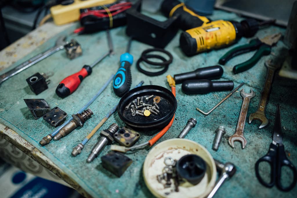 Werkbank mit Werkzeugen in der Reparaturwerkstatt